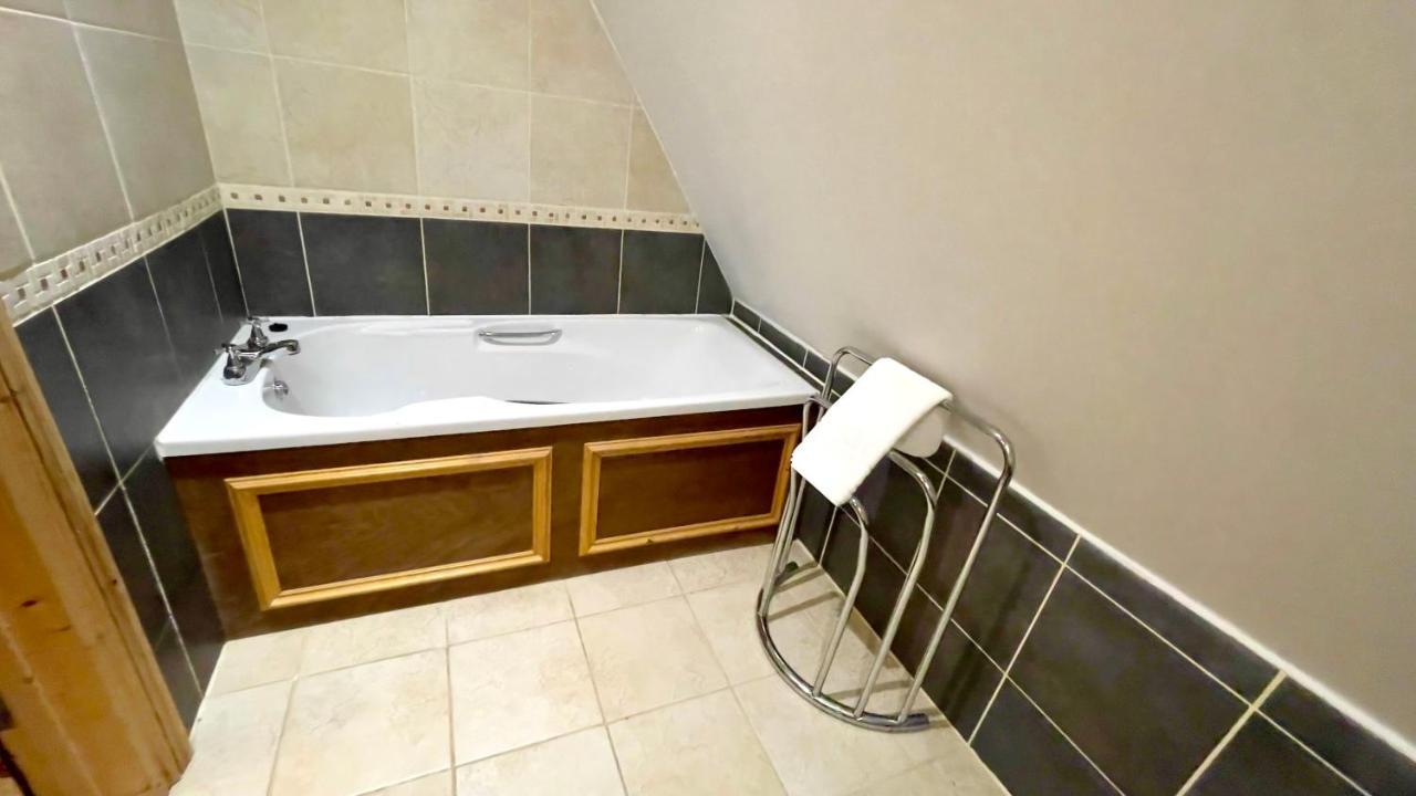 Spacious Primrose Lodge For 6 With Hot Tub At A Spa Resort Chudleigh Eksteriør billede