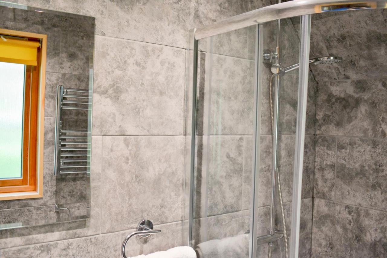 Spacious Primrose Lodge For 6 With Hot Tub At A Spa Resort Chudleigh Eksteriør billede